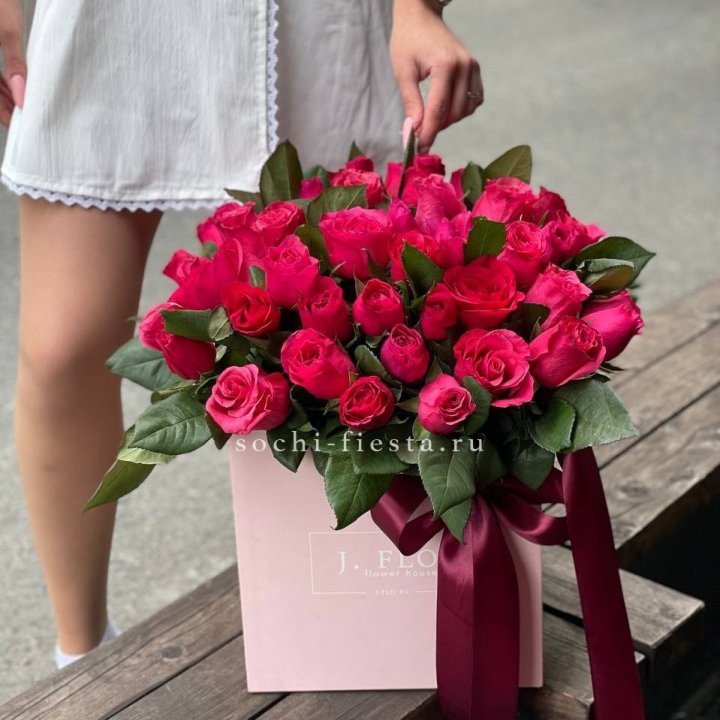 55 алых роз в кубе в Пензе