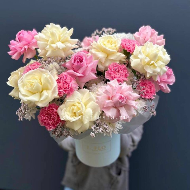 Коробка французских роз и диантусов "Бони" в Пензе