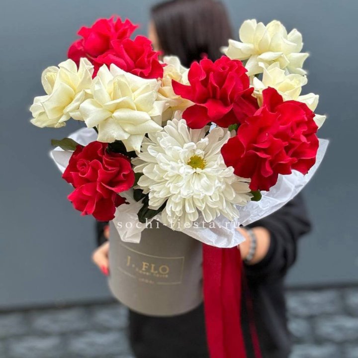 Французские розы с хризантемой в боксе в Пензе