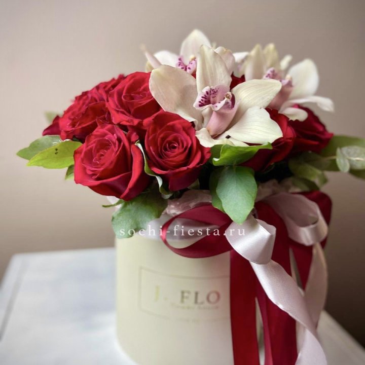 Розы и орхидеи в боксе в Пензе