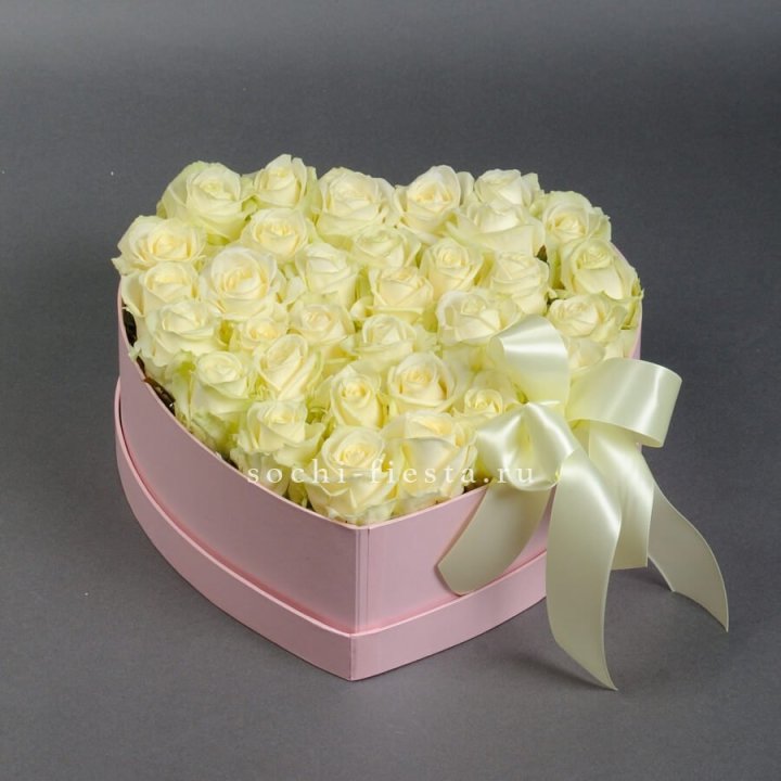 35 белых роз в коробке "Сердце" в Пензе