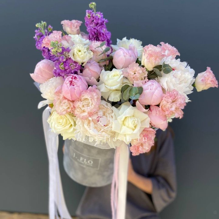 Дизайнерский цилиндр с пионами "Ривьера" в Пензе