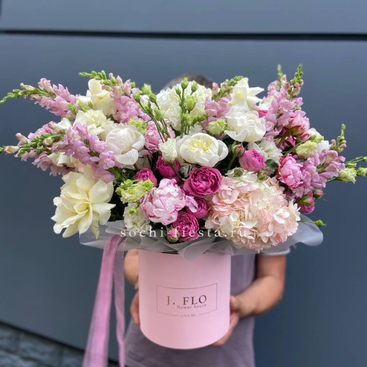 Дизайнерский цилиндр с пионами "Саманта" в Пензе