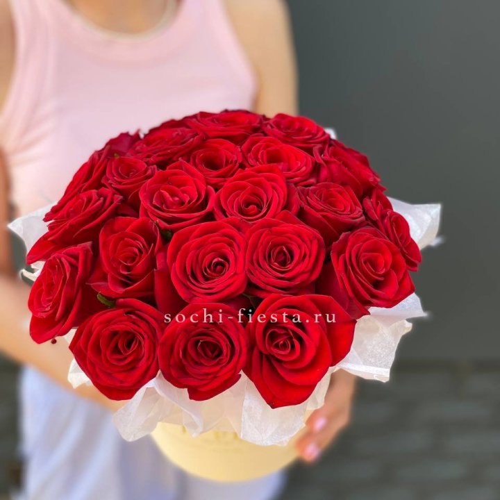 Красные розы в цилиндре в Пензе