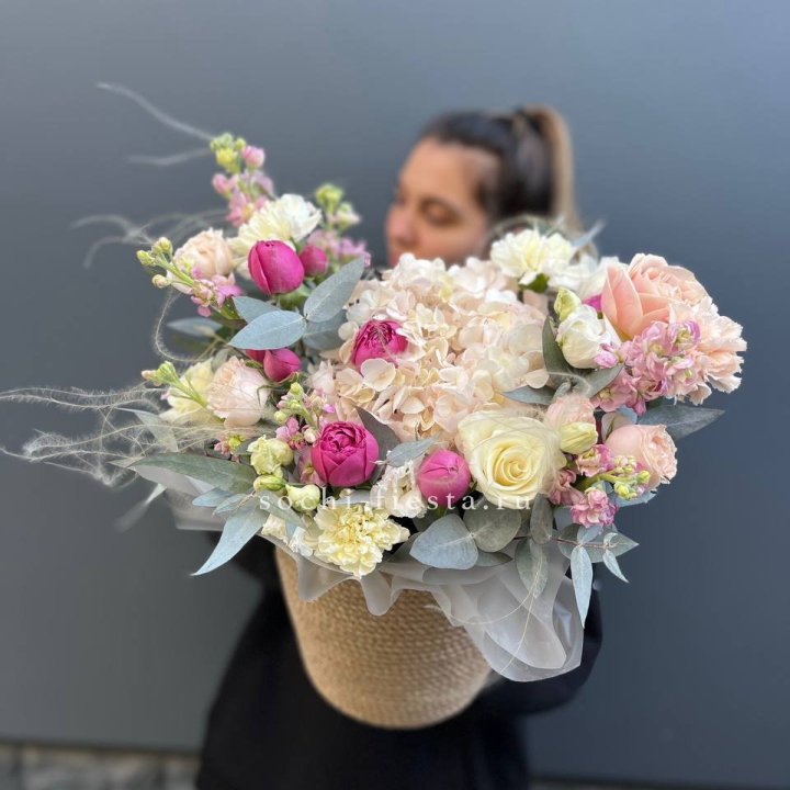 Цветочная композиция в джутовом боксе  в Пензе