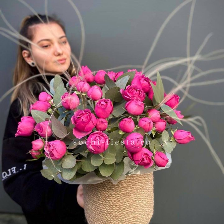 Пионовидные розы Мисти Бабблс в джутовом кашпо в Пензе