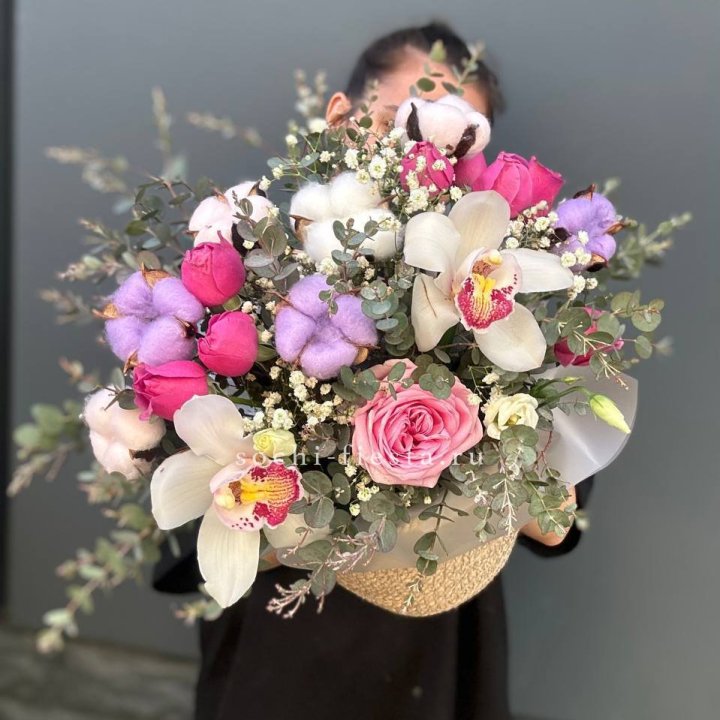 Орхидея и розы в джутовом кашпо в Пензе