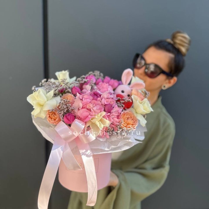 Дизайнерский цилиндр с игрушкой "Лола" в Пензе