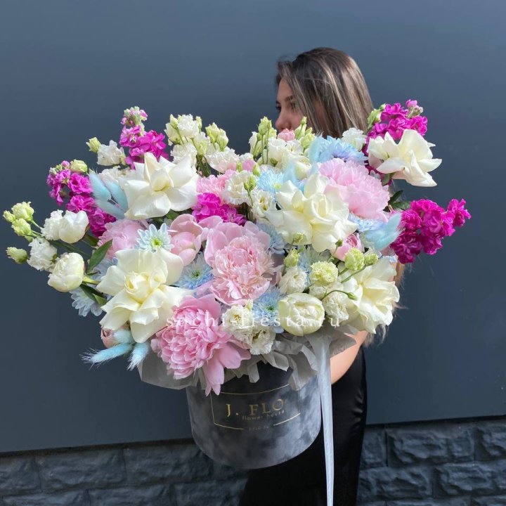 Дизайнерский цилиндр "Пионы гарден" в Пензе