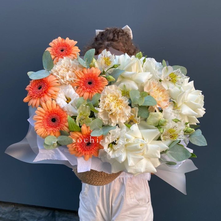 Розы и герберы в джутовом кашпо "Георгино" в Пензе