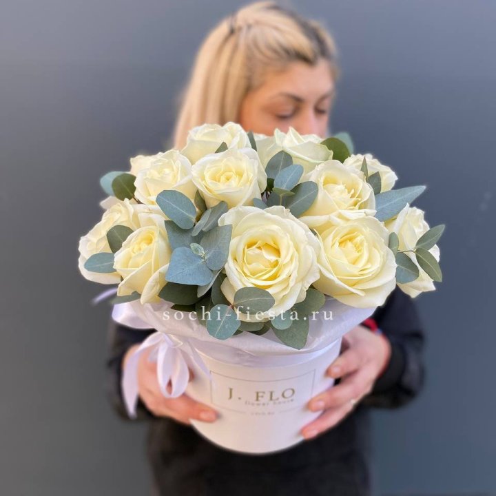 15 белых роз в боксе в Пензе