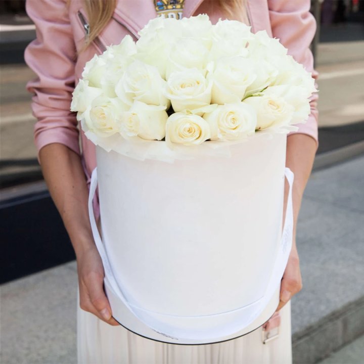 35 белых роз в цилиндре в Пензе