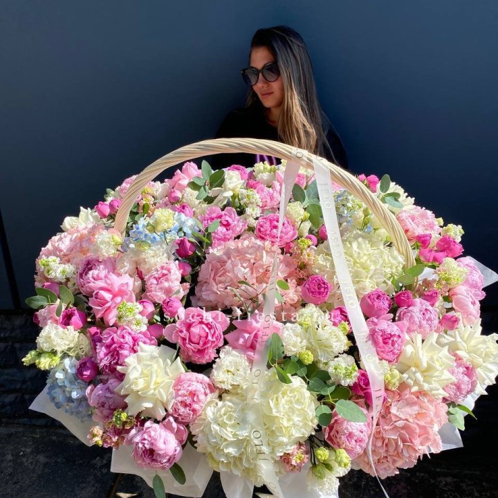 Цветочная корзина из пионов и пионовидных роз "Перфекте" в Пензе