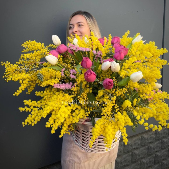 Цветочная корзина с мимозой "Спринг" в Пензе