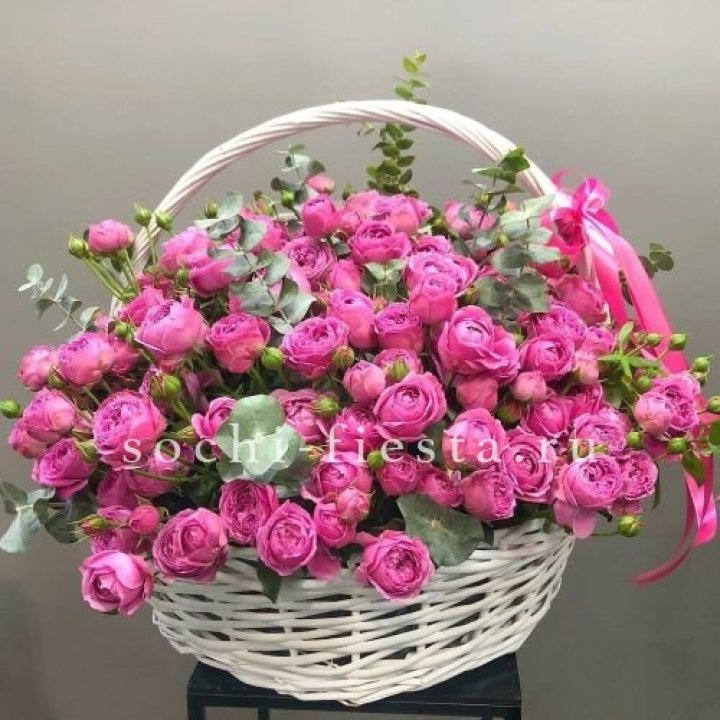 65 пионовидных кустовых роз в корзине в Пензе