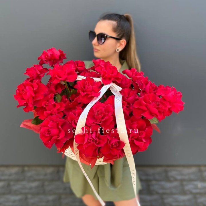 Красные французские розы в корзине в Пензе