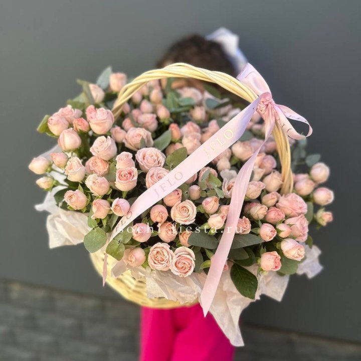 Корзина кустовых пионовидных роз в Пензе