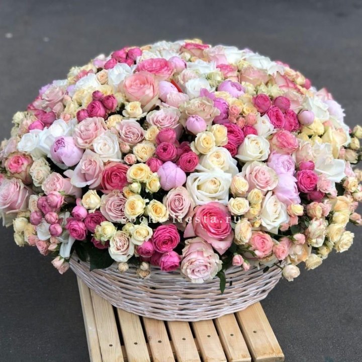 Цветочная корзина из пионов и пионовидных роз "Юниверсити" в Пензе