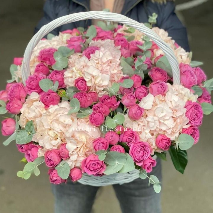 Корзина с гортензией и Мисти Баблс в Пензе