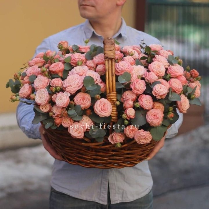 Корзина из 101 пионовидной розы в Пензе