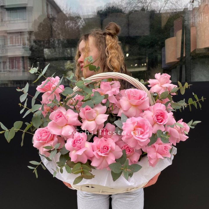 25 роз в цветочной корзине  в Пензе