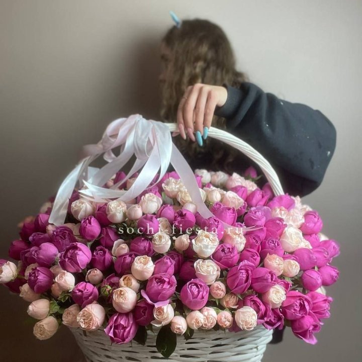 Премиум корзина пионовидных кустовых роз в Пензе