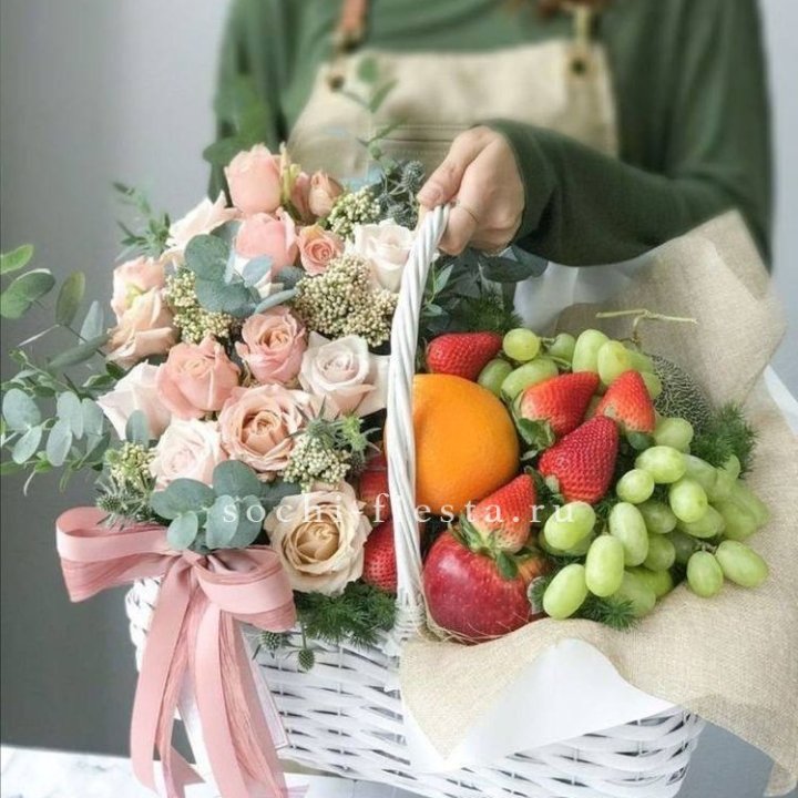 Фруктовая корзина c цветами в Пензе
