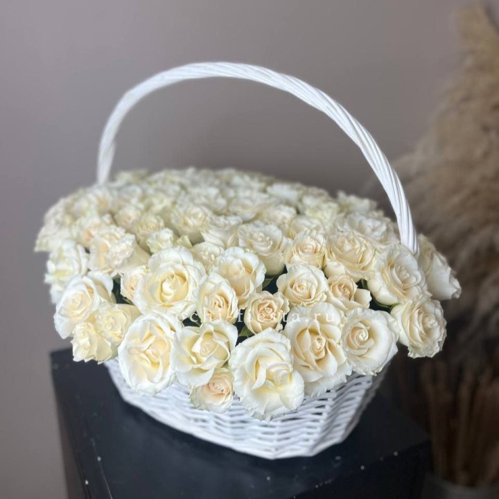 101 белая роза в корзине в Пензе