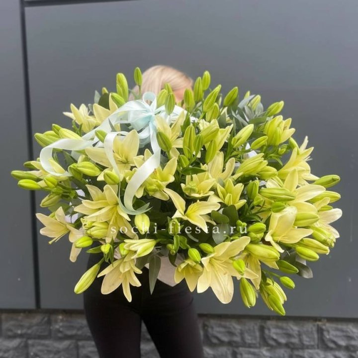 Лилии в корзине в Пензе