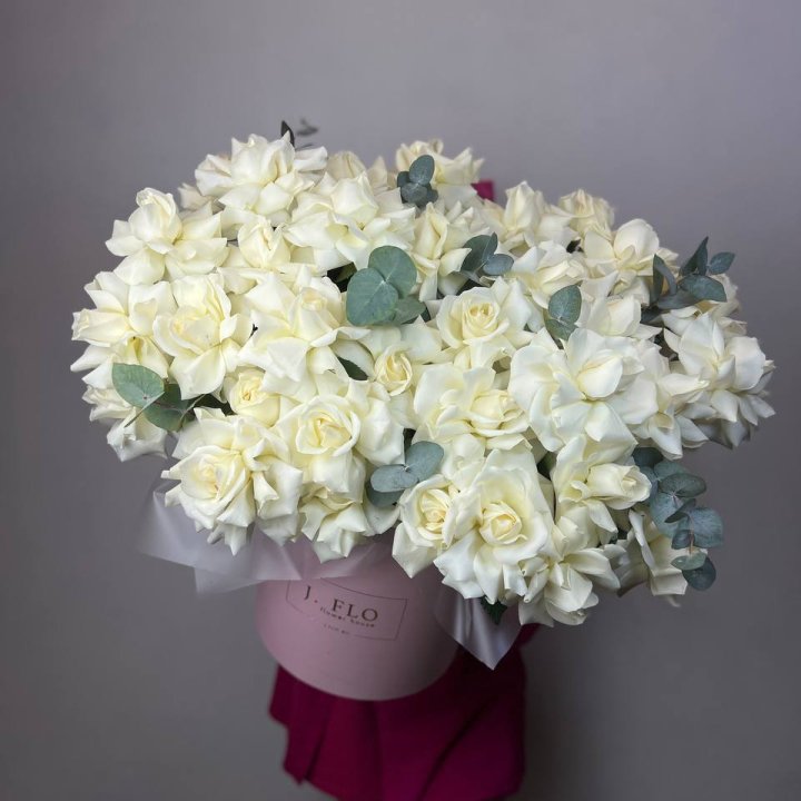 37 белых роз в боксе в Пензе