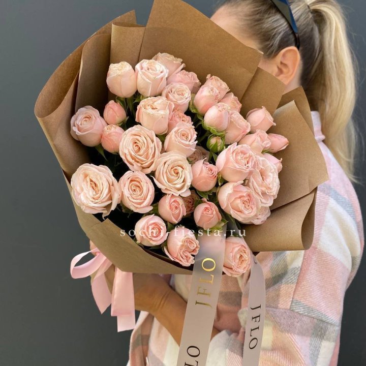 Кустовые розы Бомбастик в крафте в Пензе