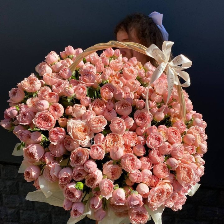 Корзина из пионовидных роз в Пензе