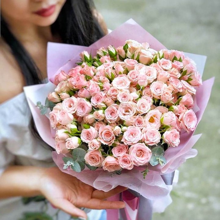 Кустовые розы с эвкалиптом в Пензе