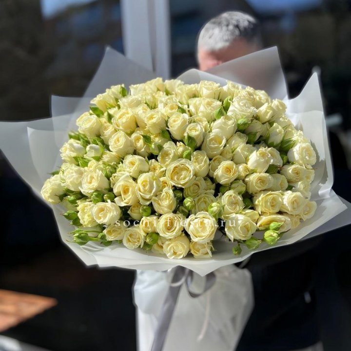 Белые кустовые розы 31 шт в Пензе