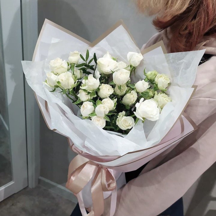 Белоснежные кустовые розы в Пензе