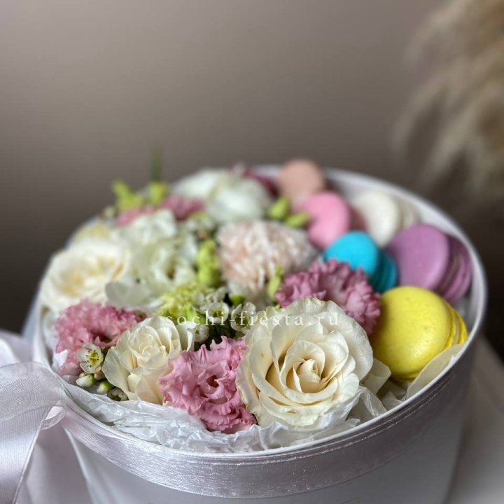 Цветы в цилиндре с макаронс "Прованс" в Пензе