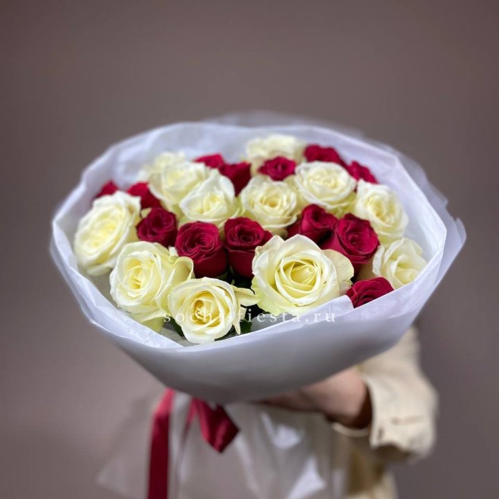 Букет их красных и белых 25 роз в Пензе