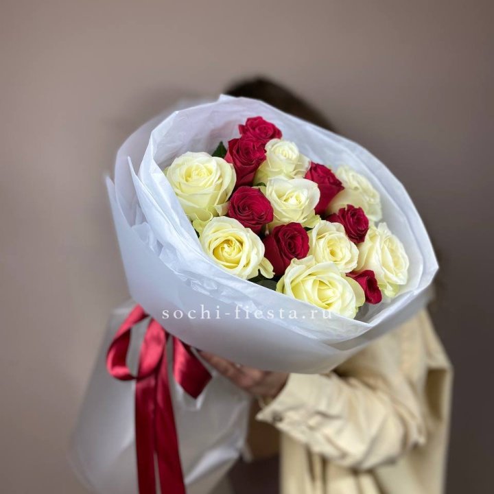 Букет из красных белых 15 роз в Пензе