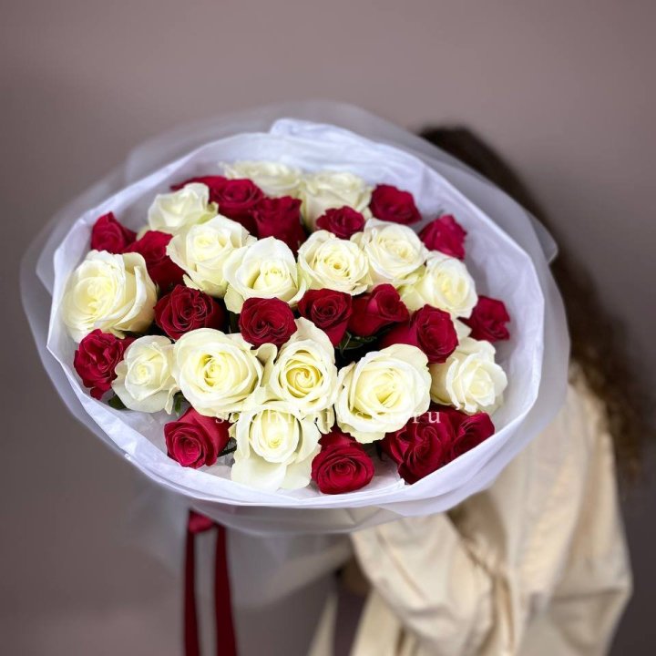 Букет из красных белых 35 роз в Пензе