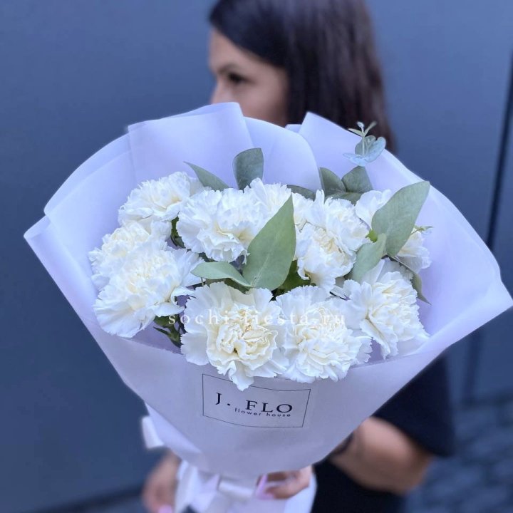 Букет белых диантусов с эвкалиптом в Пензе