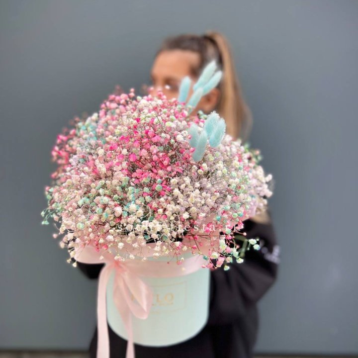 9 Радужных гипсофилы в шляпной коробке в Пензе