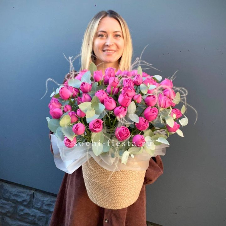 Пионовидные розы  в джутовом кашпо  в Пензе