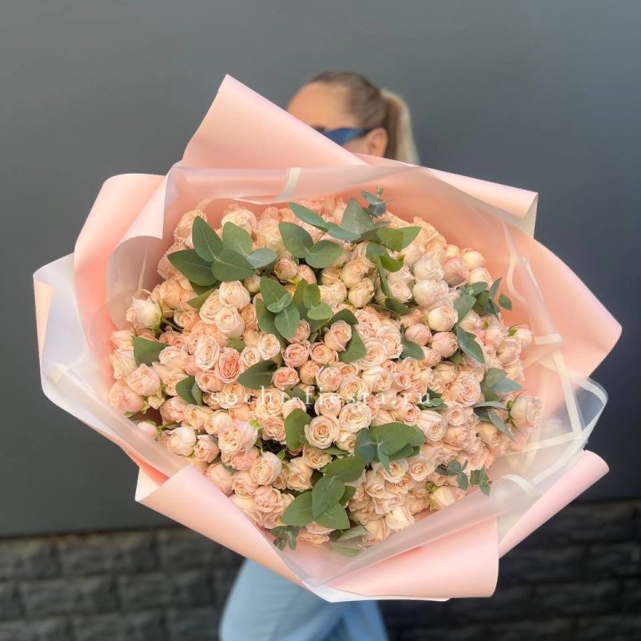 101 кустовая роза с эвкалиптом в Пензе