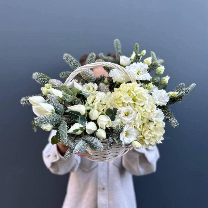 Новогодняя корзина с цветами в Пензе