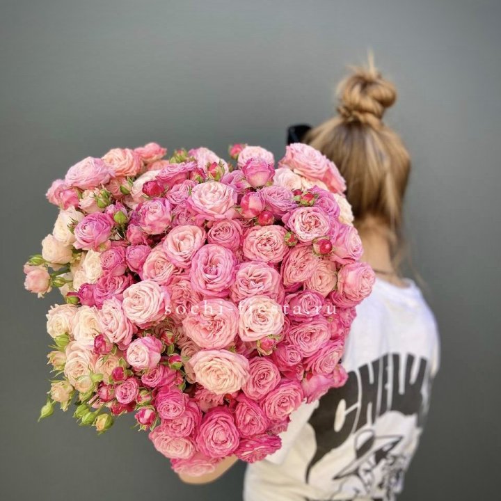 Охапка кустовых роз бомбастик пинк в Пензе