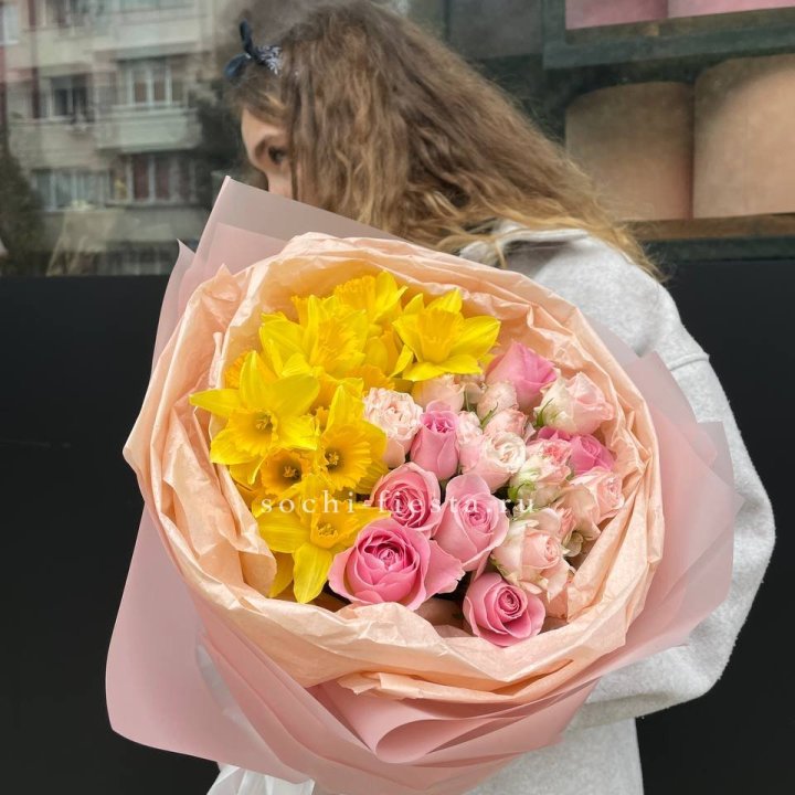 Букет роз и нарциссов в Пензе