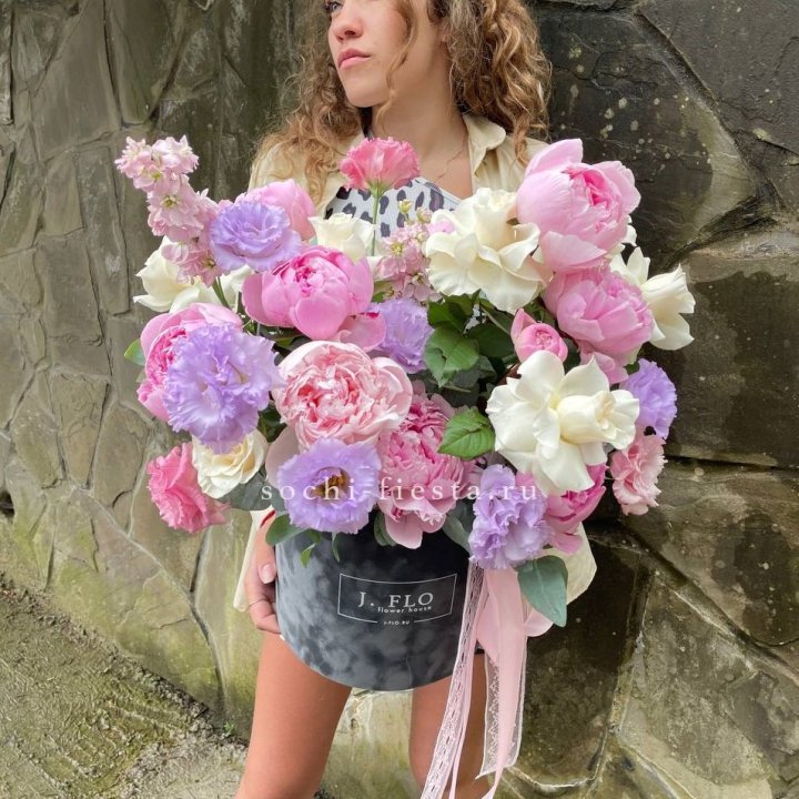 Дизайнерский цилиндр с пионами в Пензе