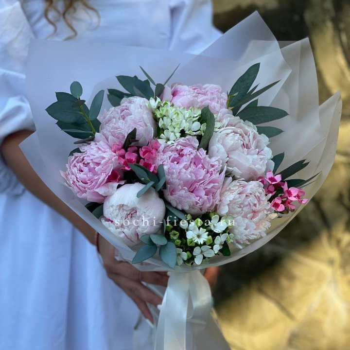 7 зефирных пионов с эвкалиптом в Пензе