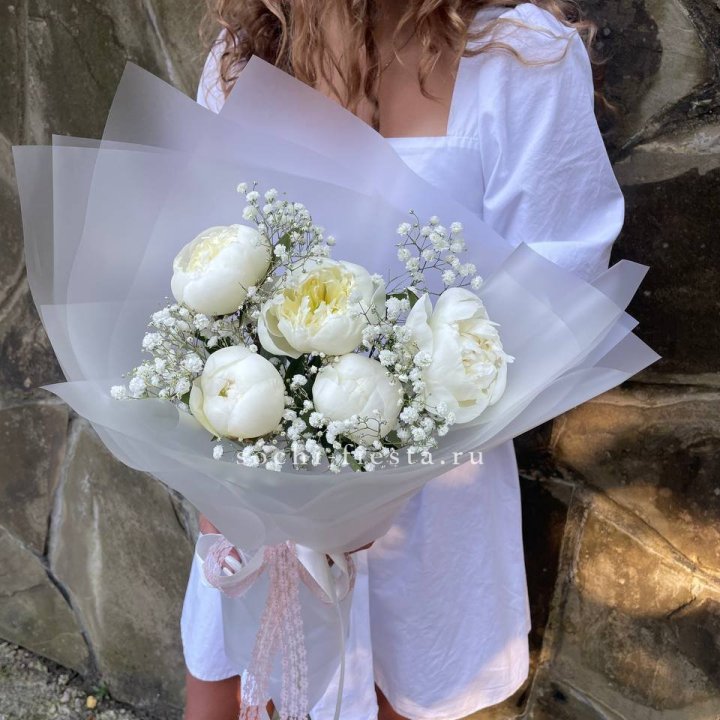 Букет белых пионов "Файв" в Пензе