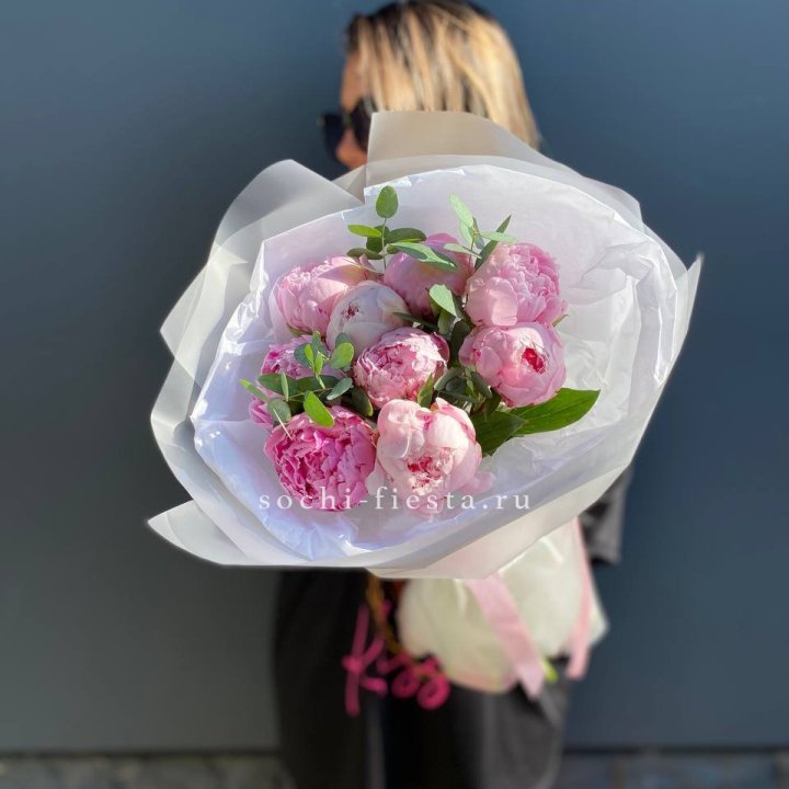 9 пионов с эвкалиптом в Пензе